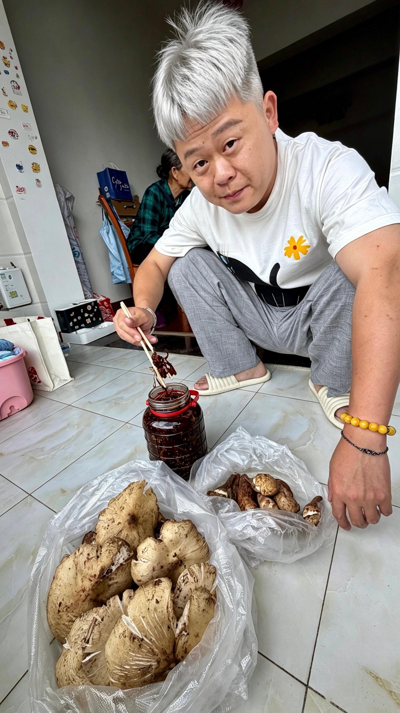 云南人懂这一大罐鸡纵油的含金量✨感谢期纳老奶在鸡枞最贵的早期就给我炸了这么大一罐