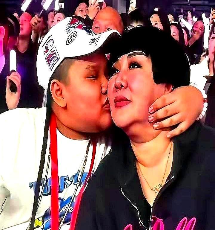 郭德纲小儿子，11岁，170斤，上台阶要人扶着走。婚礼现场，弟弟郭汾阳一身