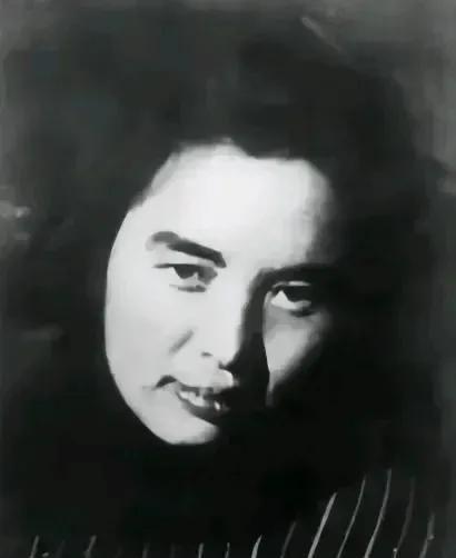 1940年，半夜，一个国民党女军官急急忙忙，跑到新四军驻地，但被哨兵拦下，女军官