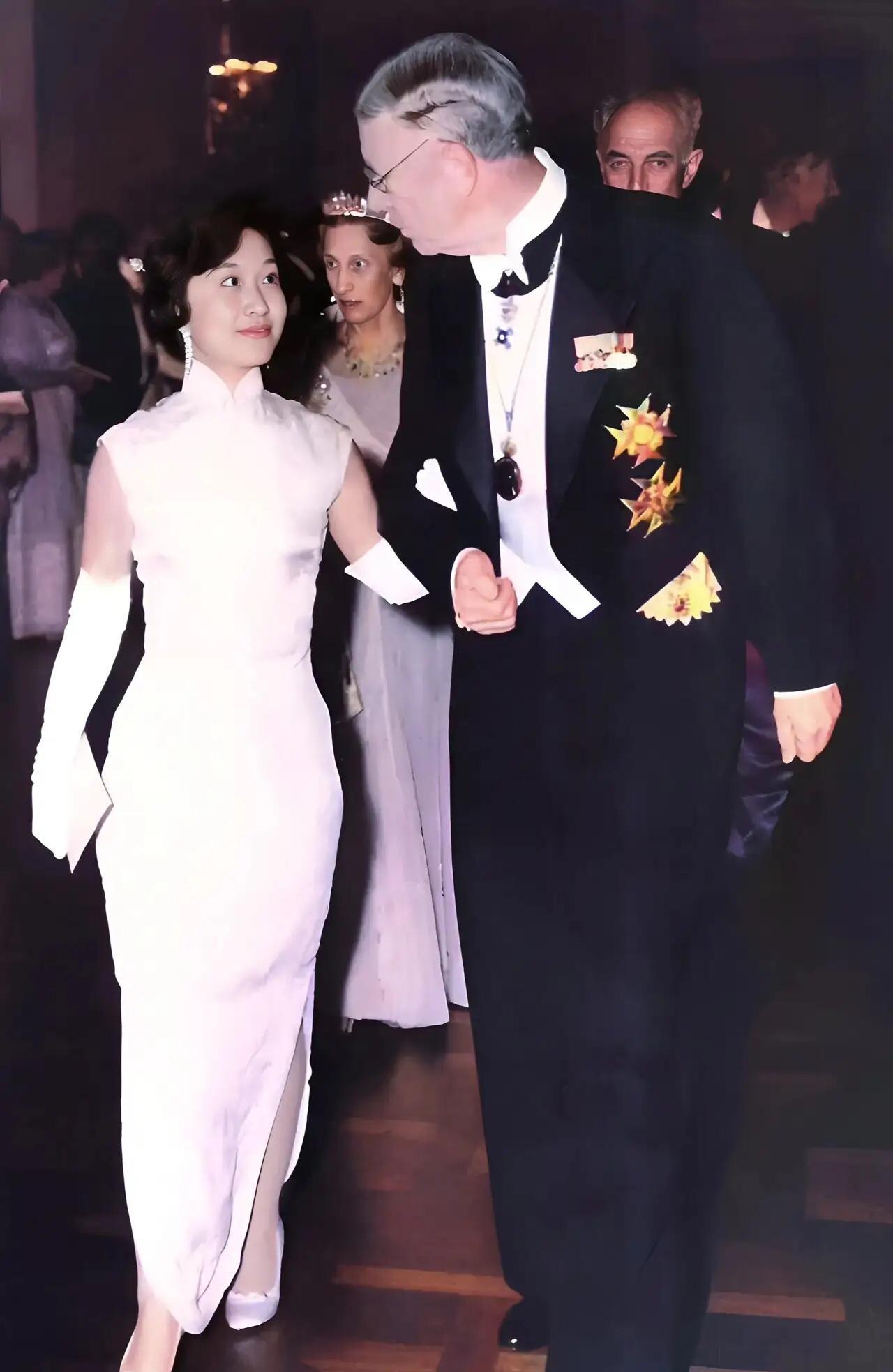 1951年，一位年轻中国女士在全世界人面前优雅高贵从容！她是谁？1951年，