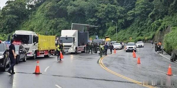 汉光演习“炮弹运到一半掉下车”汉光演习今天（9日）进入第5天，一辆被委托