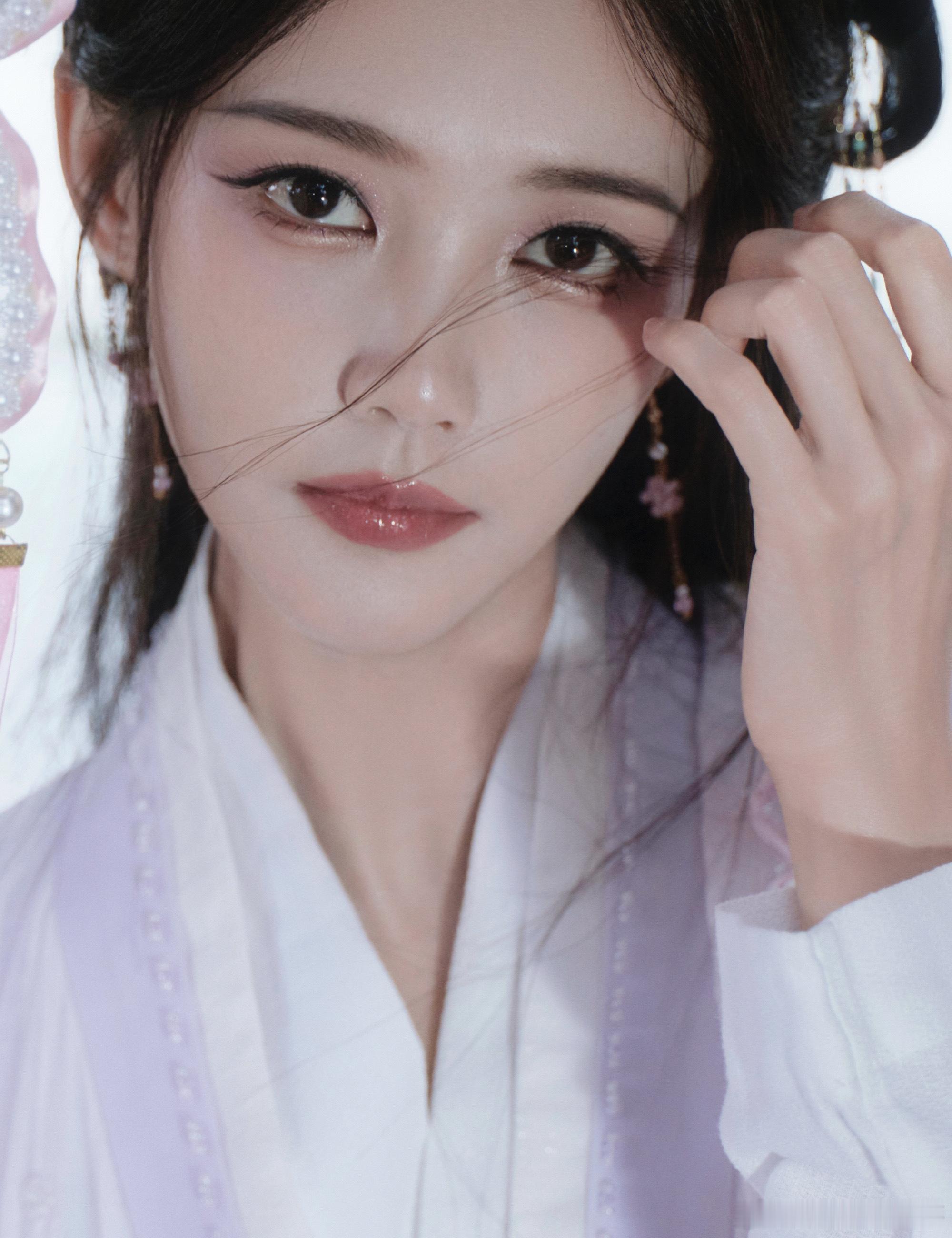 李一桐被喊妈妈的反应李一桐这反应妥妥的温柔妈咪既视感，眼睛笑成月牙温柔感要溢出来