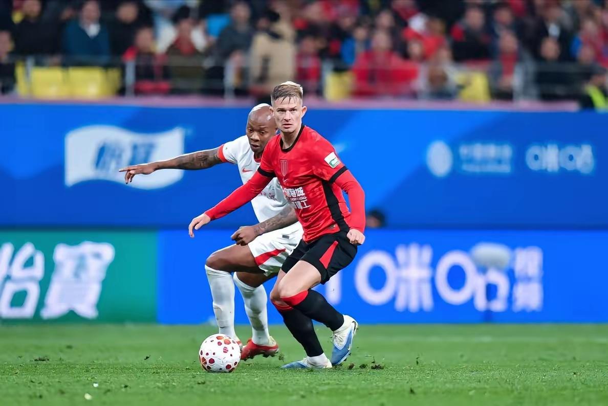 蓉城索罗金没有提莫莱切特那种霸气所以蓉城后卫线不稳！要说索罗金的技术肯定是没得说