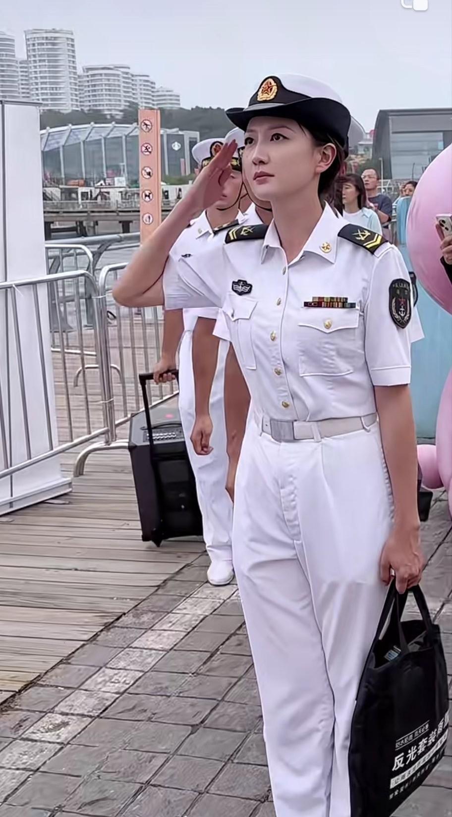 现在的海军女兵，白色礼服非常漂亮，鞋子也变成了高跟鞋。真美，真飒！我们当海军的