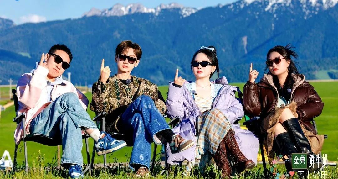 新鲜出炉的大合照来啦！镜头里大家挤在一起的样子，把那些天的快乐全装进去了——一起