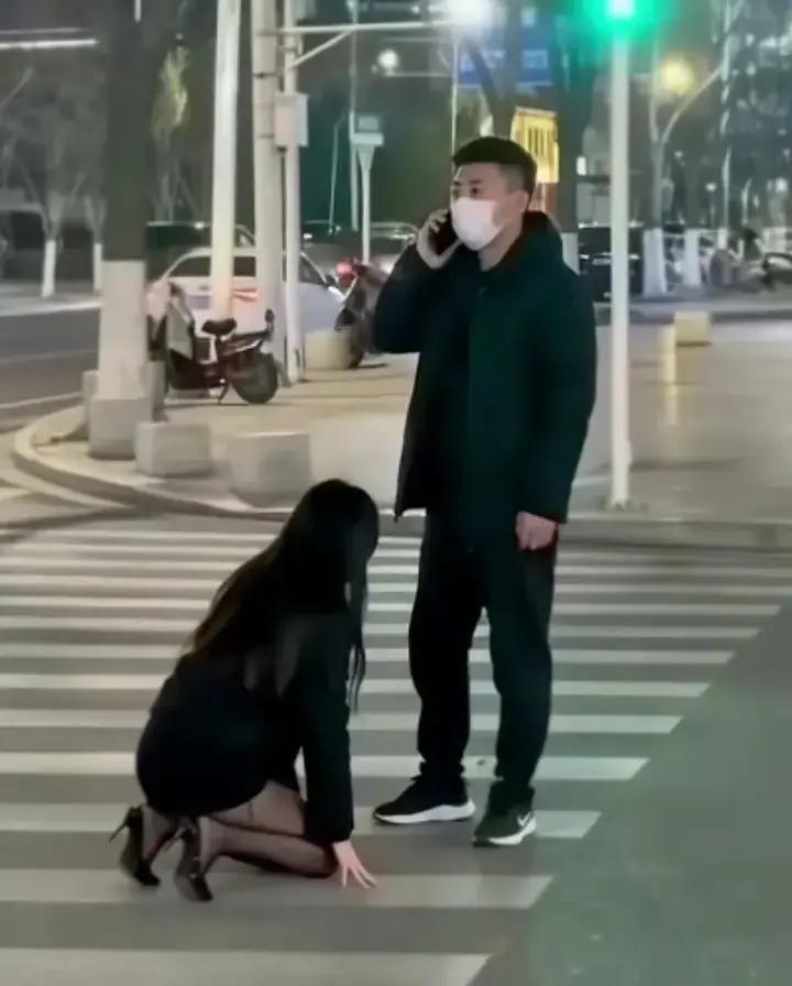 我表妹说，自从那件事后，最怕的不是老公的冷脸，而是四岁娃突然问她，“妈妈你为什么