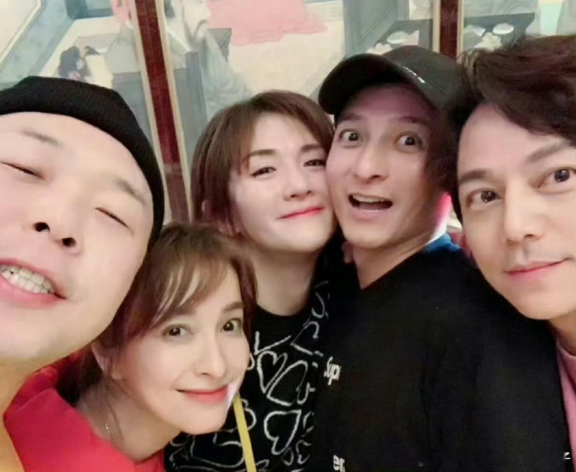 哇塞，太棒了吧，很久没有见到他们同台主持了，真是给了我一个大大的惊喜啊