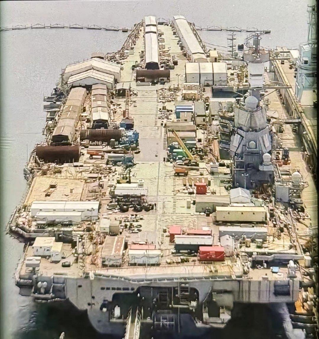 美国肯尼迪号航空母舰于2011年开始建造，15年后，它看起来是这样的。其交付日期