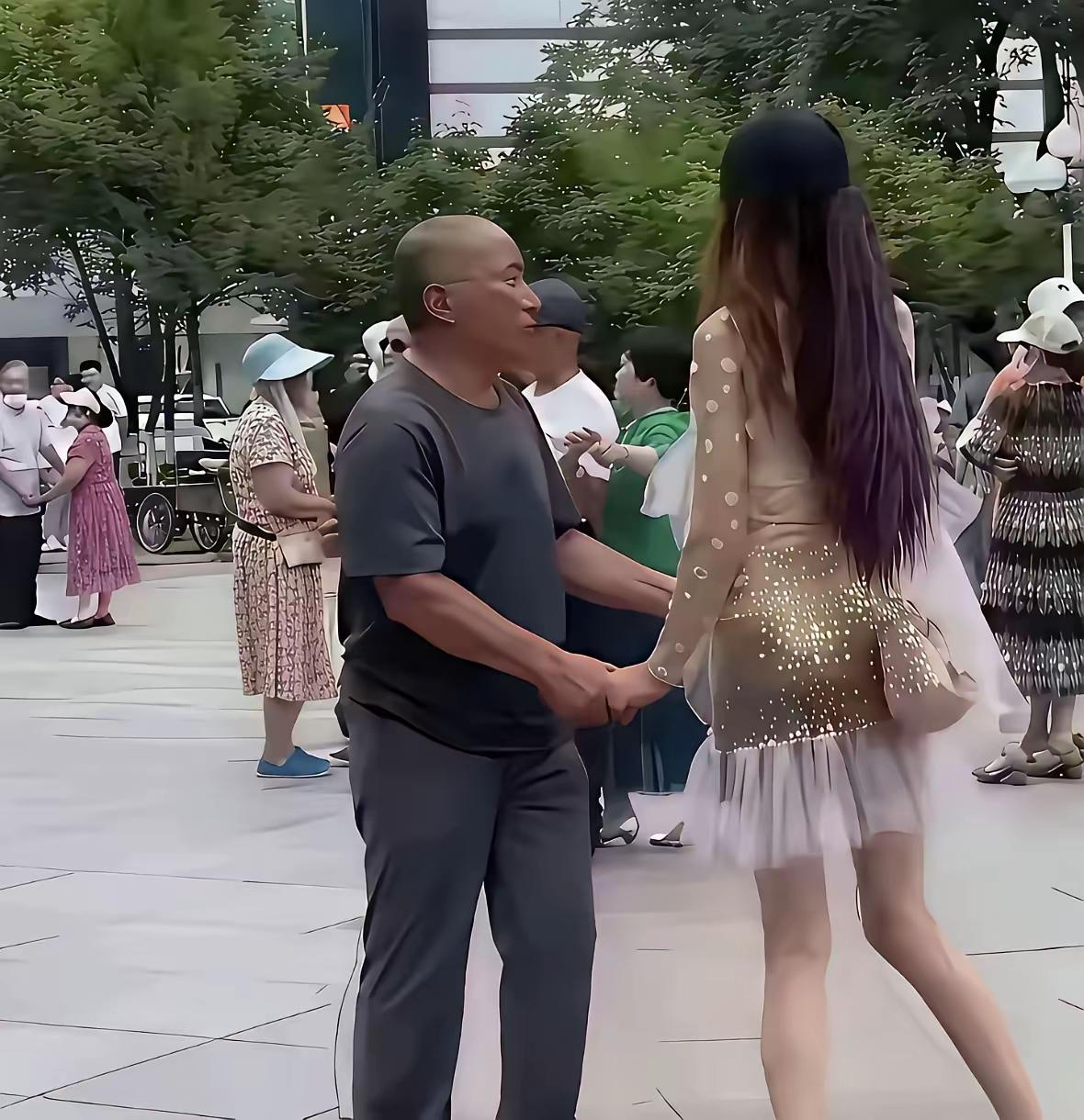 女人心里也永远住着小姑娘，可惜已不是当年模样。