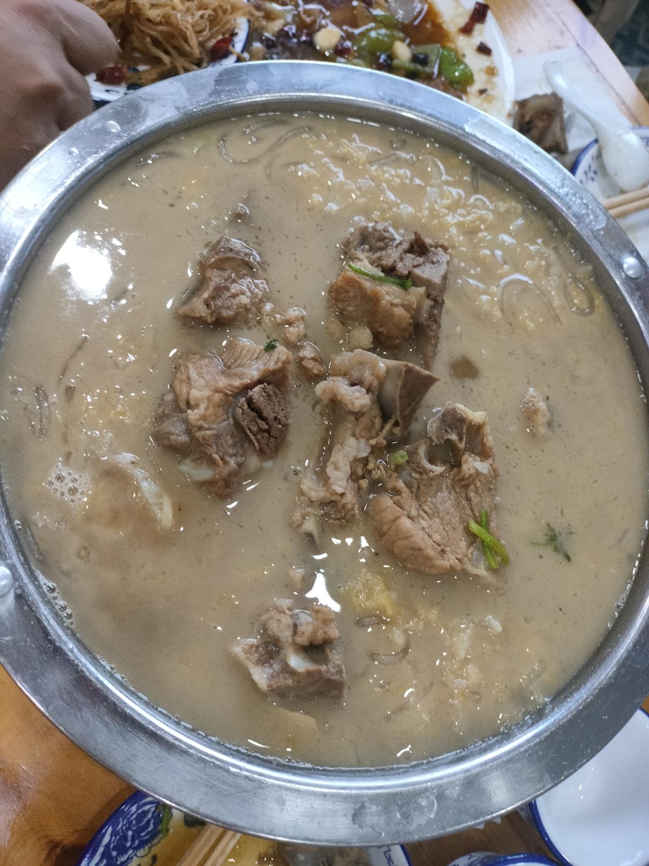 夏天吃一锅，排骨炖酸菜，非常爽！伏天是最热，但是吃一锅排骨炖酸菜，虽然在空调的