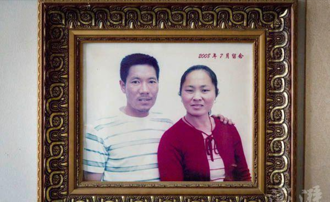 1994年，18岁女孩被人贩子以2700元卖给了放羊的人。新婚夜，女孩害怕的蜷缩