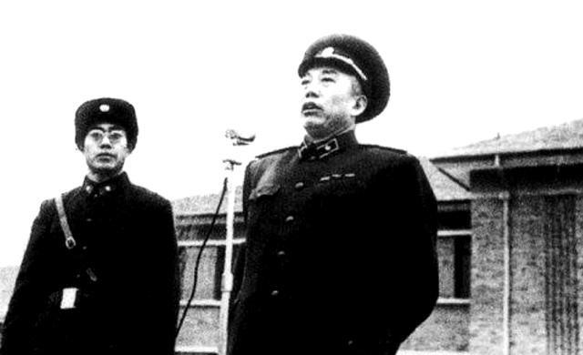1957年，铁道兵司令王震上将遇到3个海军军官大声喝酒划拳。王司令走上前去，问：