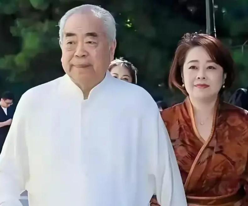 友人爆料，范曾徐萌已入住新居可笑的是，远在国外的亲生女儿范晓蕙却并不知晓此事