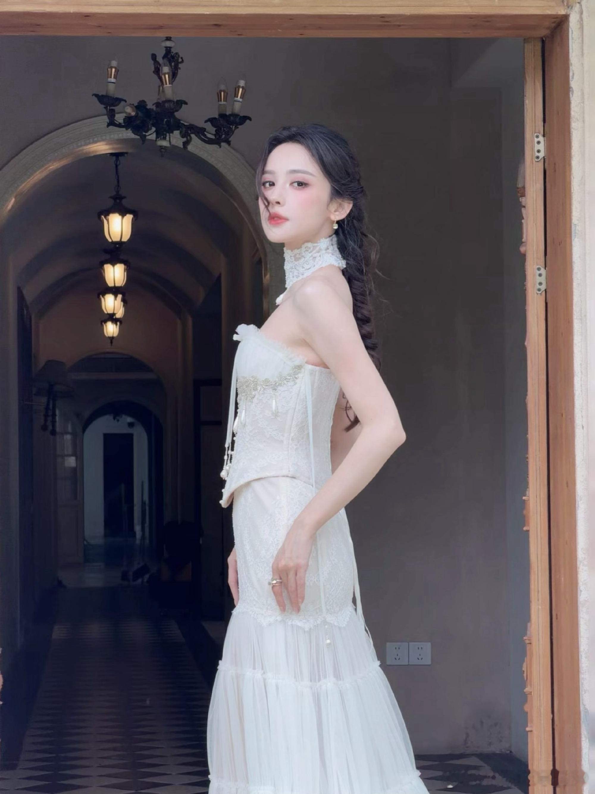 娜扎白月光礼服谁懂娜扎这套白礼服真的好绝！简简单单的白裙，氛围感直接拉满，温柔又