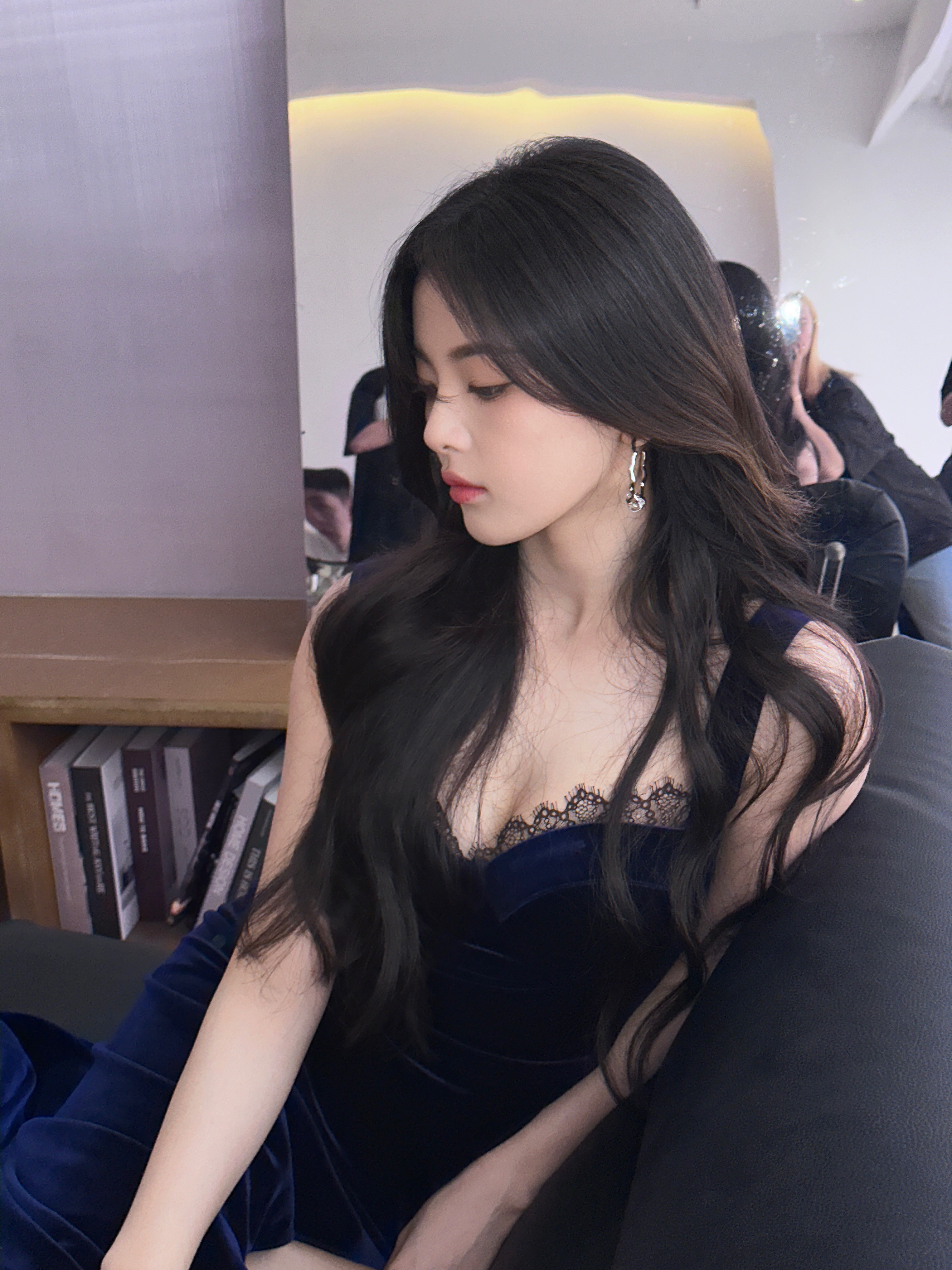 杨超越今天是太阳雨进组路透期待杨超越新剧，期待郑雨；祝超越妹妹开机顺利