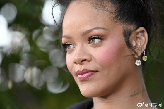 #蕾哈娜豪宅遭枪击#【美媒：蕾哈娜位于比弗利山庄的豪宅遭枪击，事发时本人在家】#