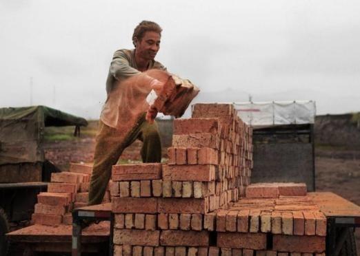 1971年，成都公安局接到举报，说有个叫周春银的搬砖工自称是神枪手，且现场拿出真