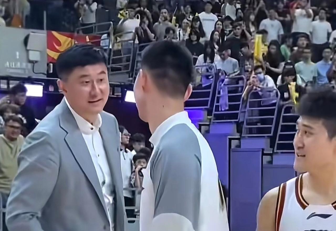 杜锋在CBA混得风生水起！要说最近CBA最风光的教练，杜锋说第二，估计没人敢说