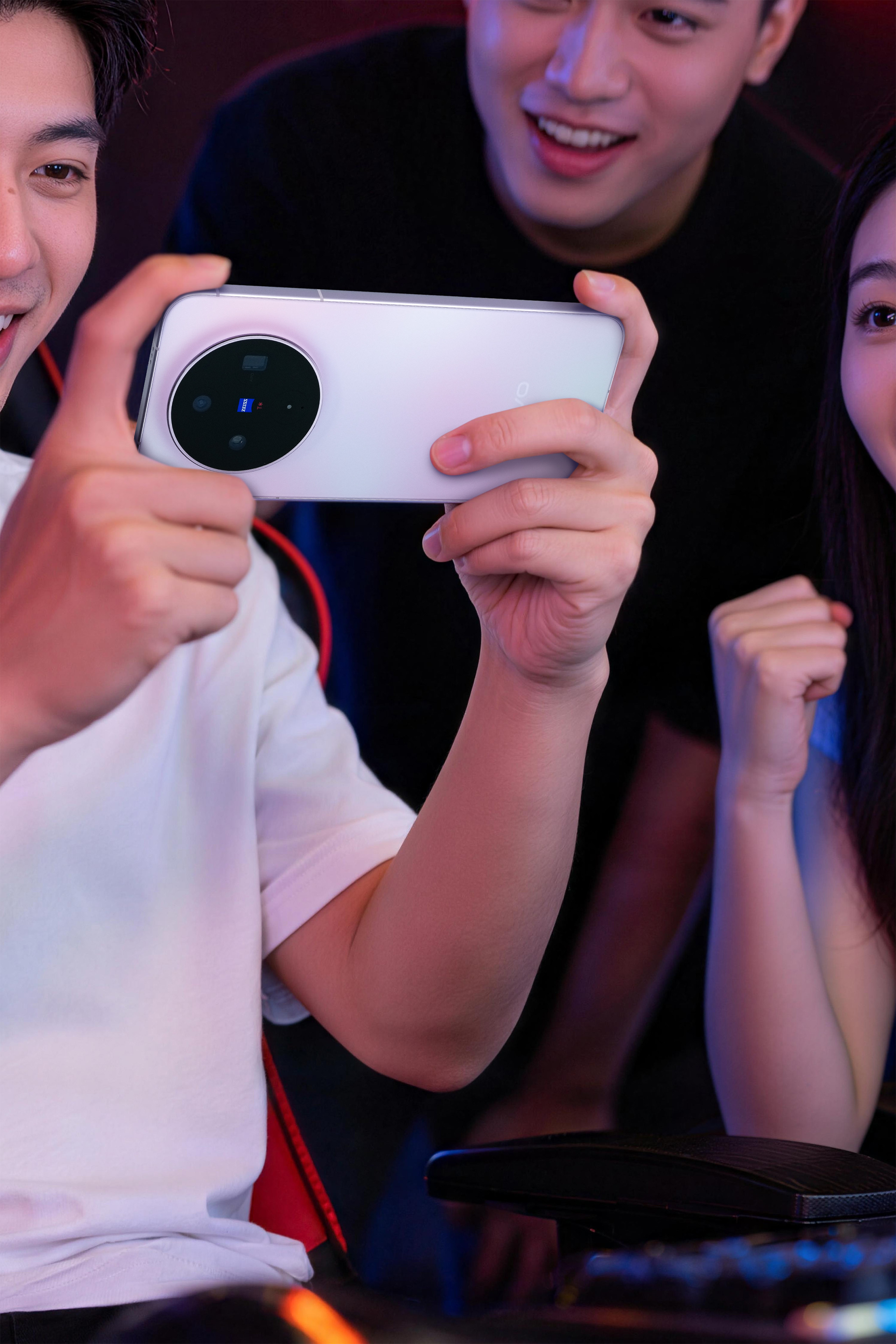 vivo新出的X300s啊，感觉完全踩中年轻人的喜好了。本来以为它是主打影