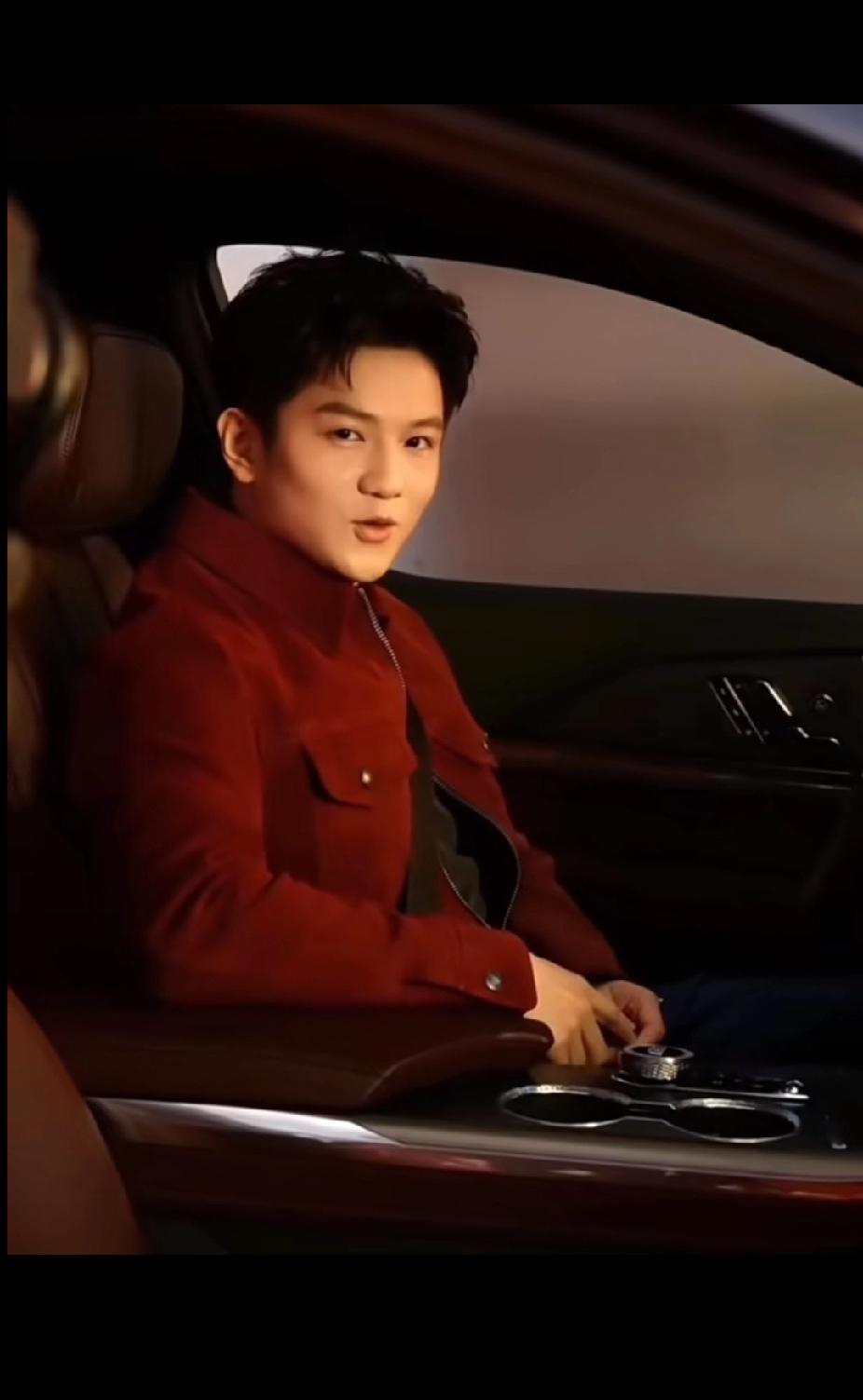 鸿运当头，东哥送福🧧车里的樊振东一身红装，开口就是“鸿运当头，新年快乐”