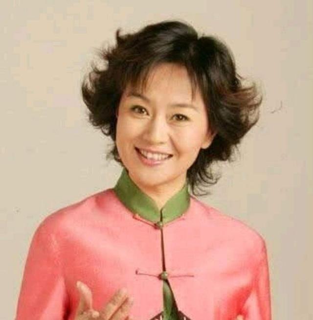 那个陪伴几代人童年的“鞠萍姐姐”，曾在33岁那年面临一个比童话残酷得多的选择。