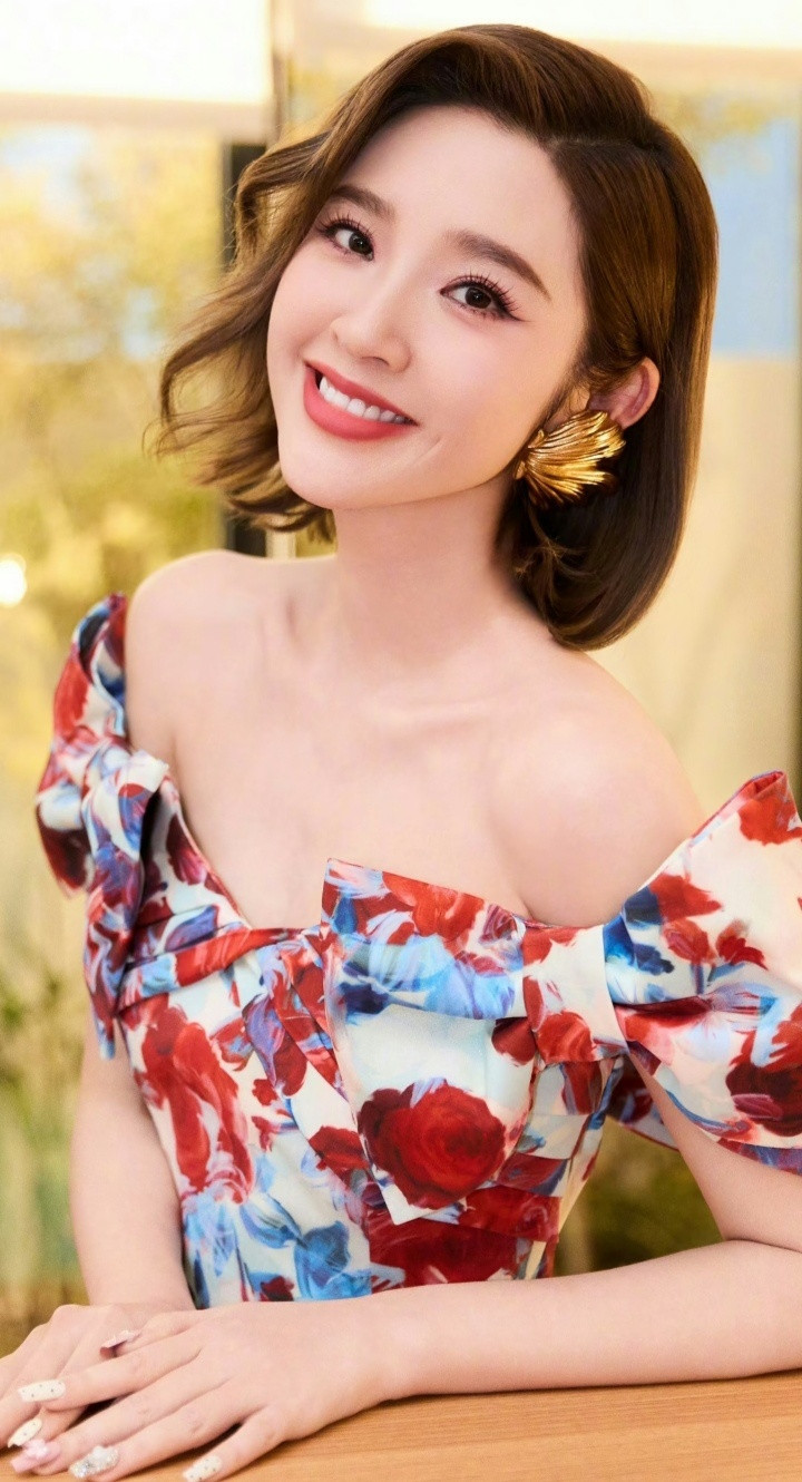 1.许凯眼看没什么前途了，王星越如今更得于正器重了，资源倾斜十分明显，优质剧本都会优先给到他挑选。2