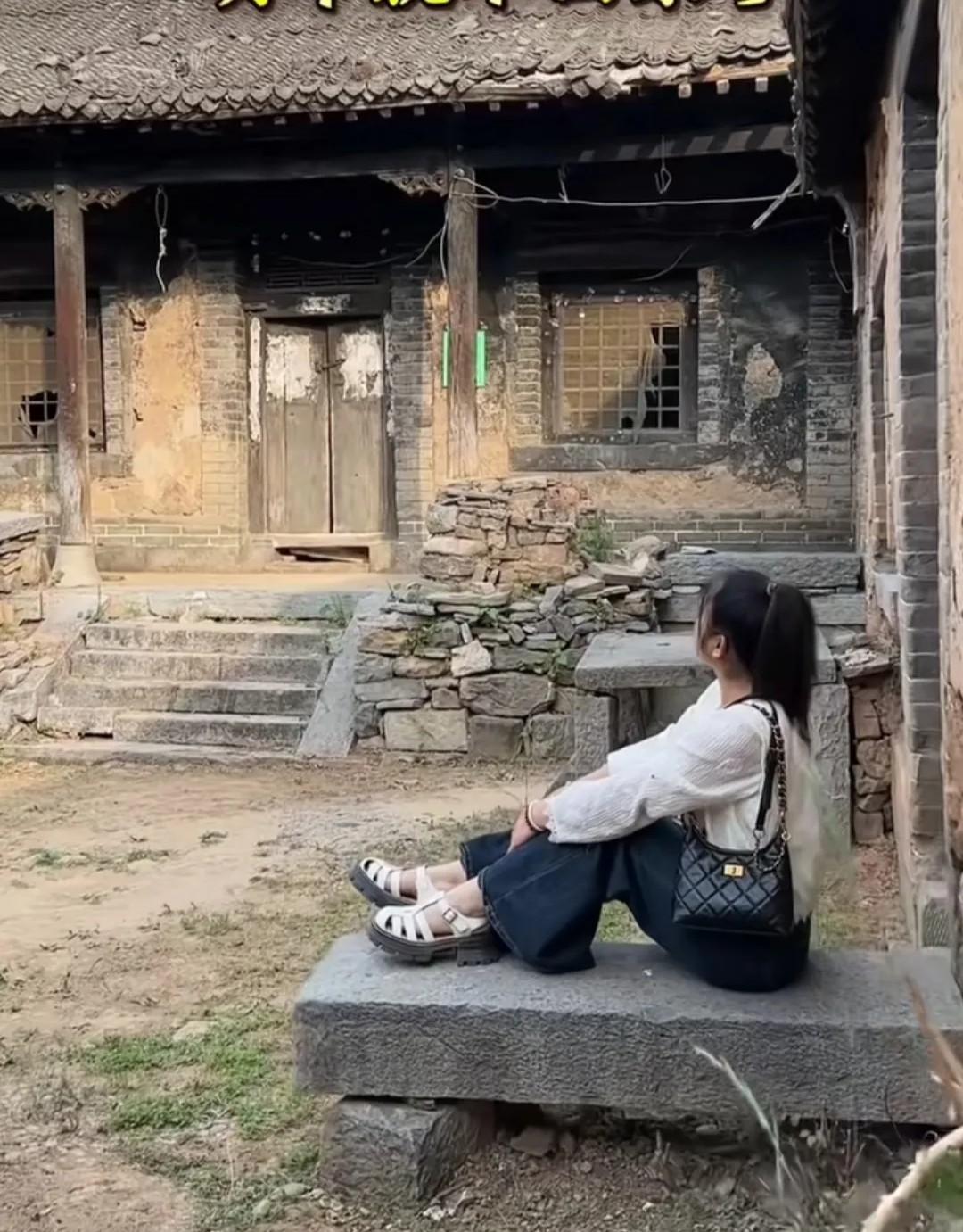 同事是独生女，自己还没有结婚，父母就相继离世。中秋节无处可去，只能回到老家无人的