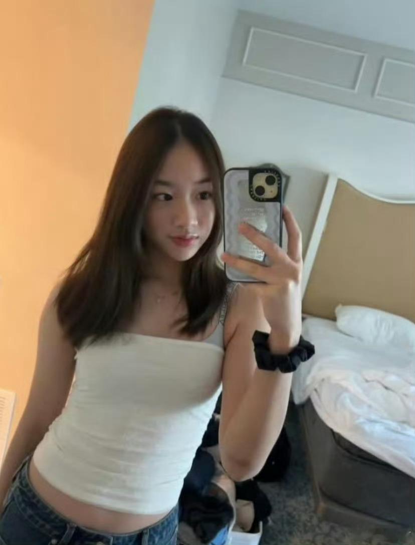 吴尊女儿neinei疑恋爱看这穿衣打扮有点成熟啊,感觉真的谈恋爱了诶!