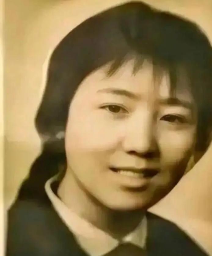1972年，泥瓦匠张复生迎娶了女知青乔献华。新婚夜，他发现妻子的腰很粗，