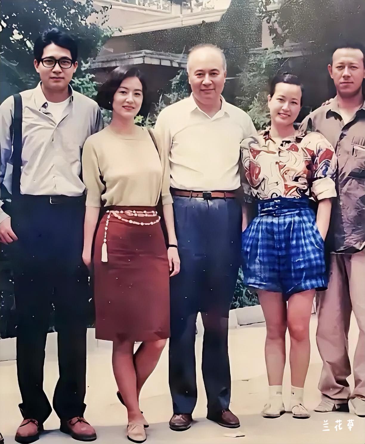 从这张照片来看，当年我们与港台的距离不是一点点，明显看出彼此差距。秦汉的温