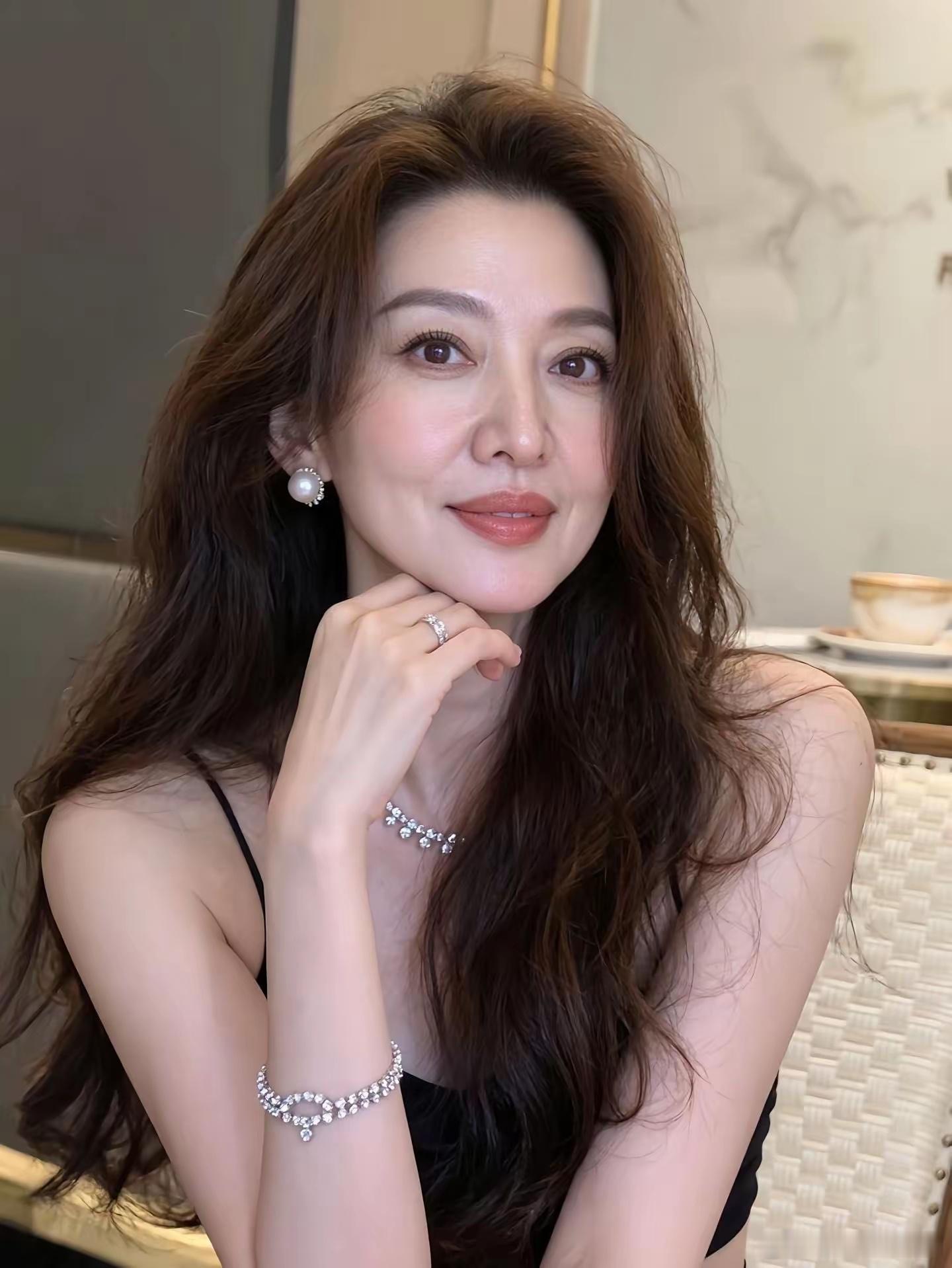 我觉得“骨相美，才是真美”！你相信这是82年属狗的小姐姐吗？[玫瑰]（图片来源）