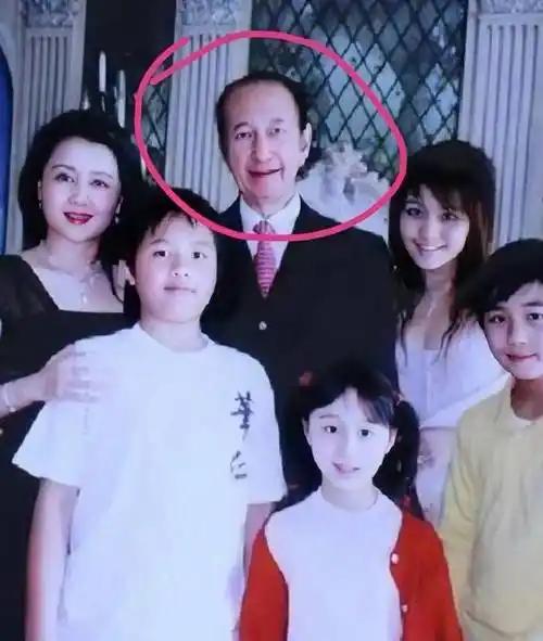 以为赌王看上的女人就一定能娶到手吗？  赌王一生风流倜傥，可却只有四个明媒