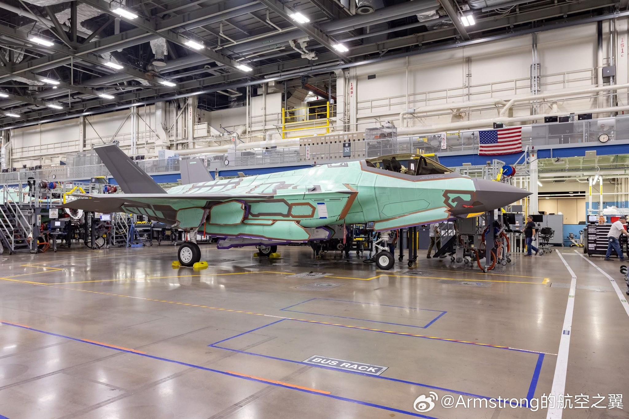 首架芬兰F-35A完成组装，准备喷涂油漆​​​