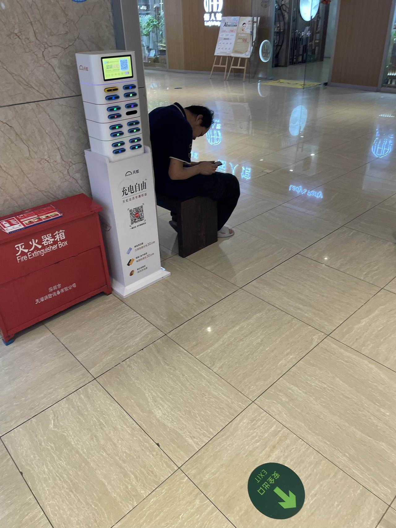 玩手机把腰都玩废了！成了一个S型！老了怎么办？