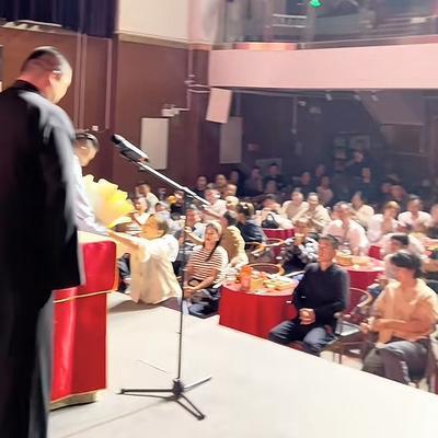 【高兴社售票员砸纲成效颇丰，相声大师张伯鑫演出大获成功！】近日，著名相声演员、