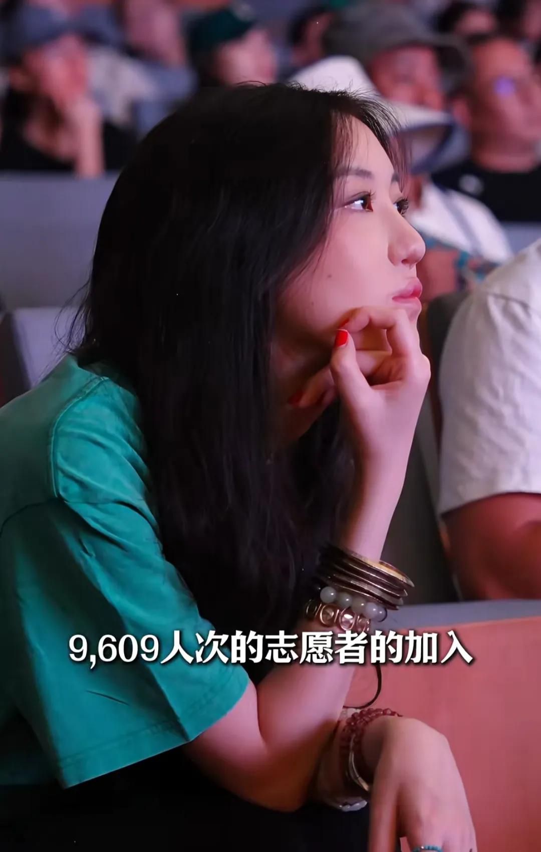 李亚鹏和女儿李嫣一起参加慈善活动，19岁李嫣唇腭裂手术成功，现在变得非常漂亮！