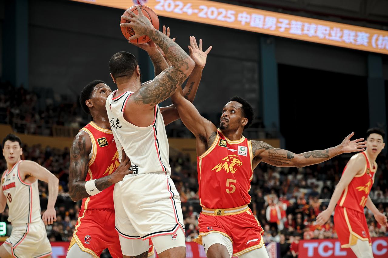 就算完成了极致爆发，但广厦队依旧迎来了两连败！然而，他们在上场比赛的告负一点都不