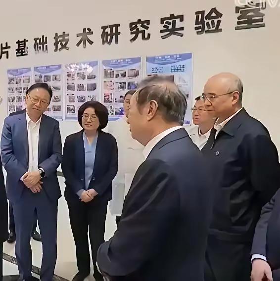 任正非想赚钱，妥妥的世界首富特朗普第一届总统生涯，干的第一件事情就是将华为往