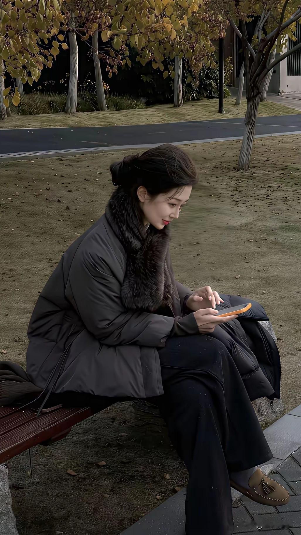 蜜蜂只在白昼勤恳劳作，赢得众人赞誉。蚊子不分昼夜四处乱飞，却遭人人驱赶。由此