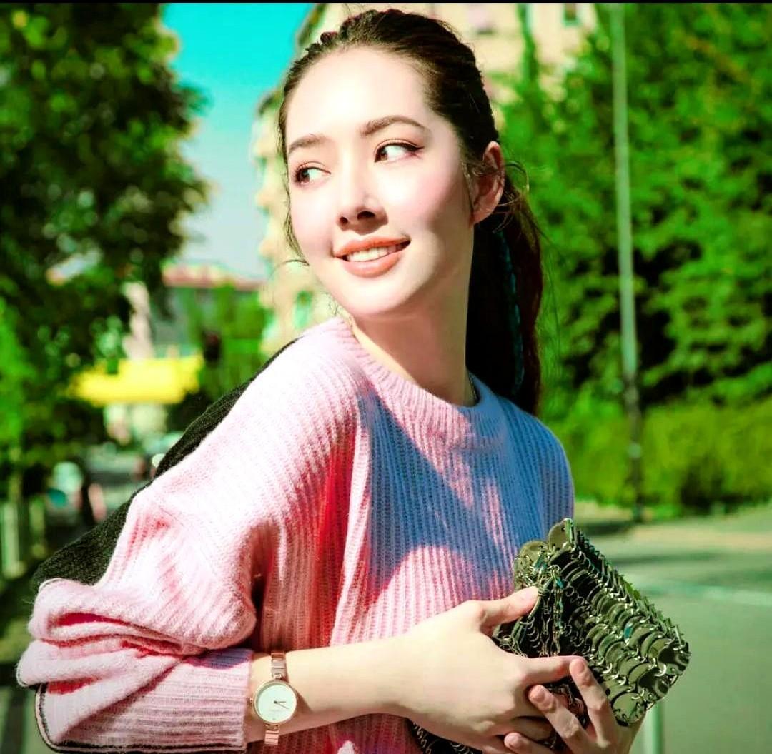 她没要向家一分钱，却把全家的体面扛在了肩上。父亲每月18万的药费，她靠自己拍综