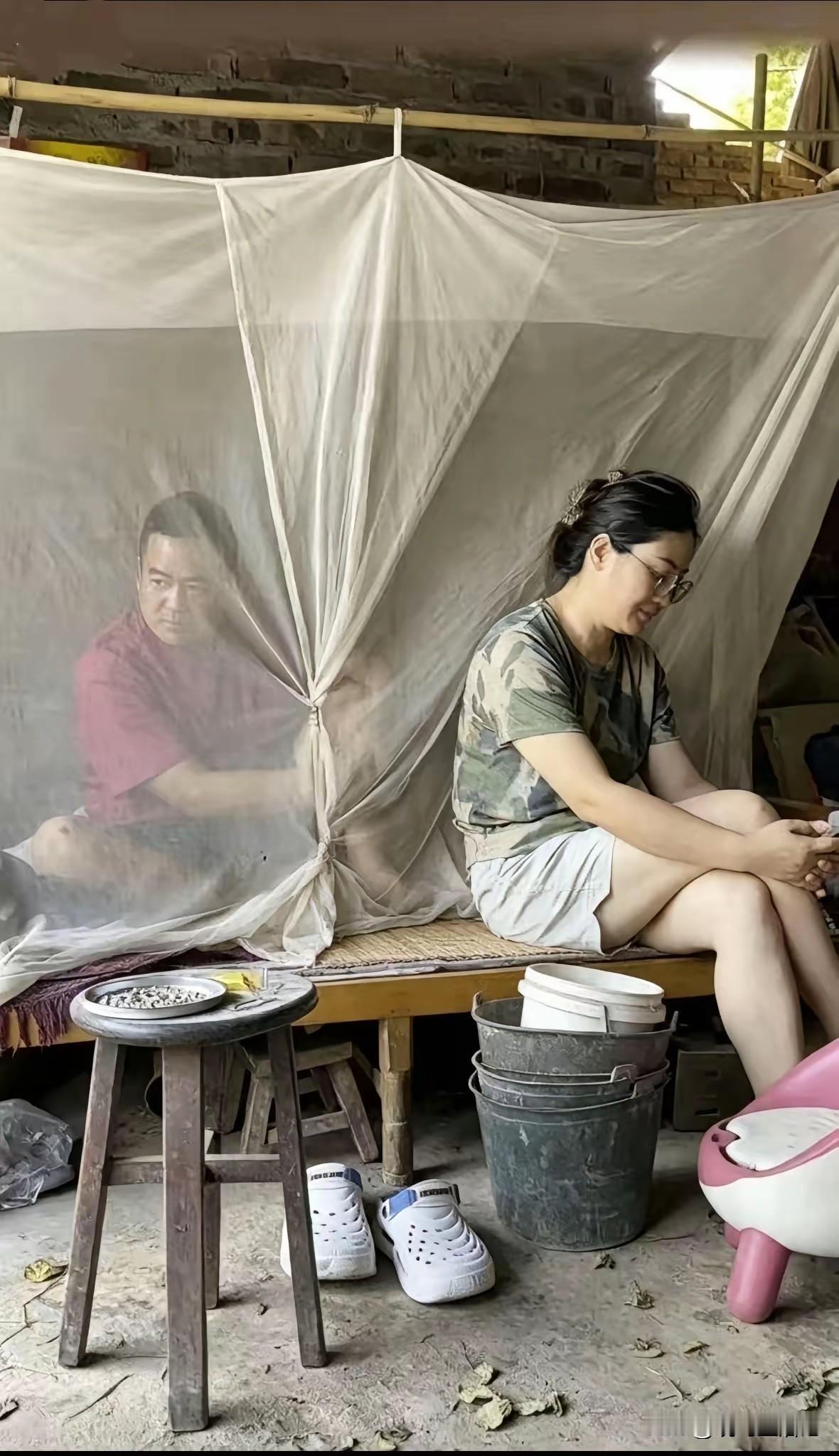 两人看起来都挺光鲜的，不应该住这房子啊