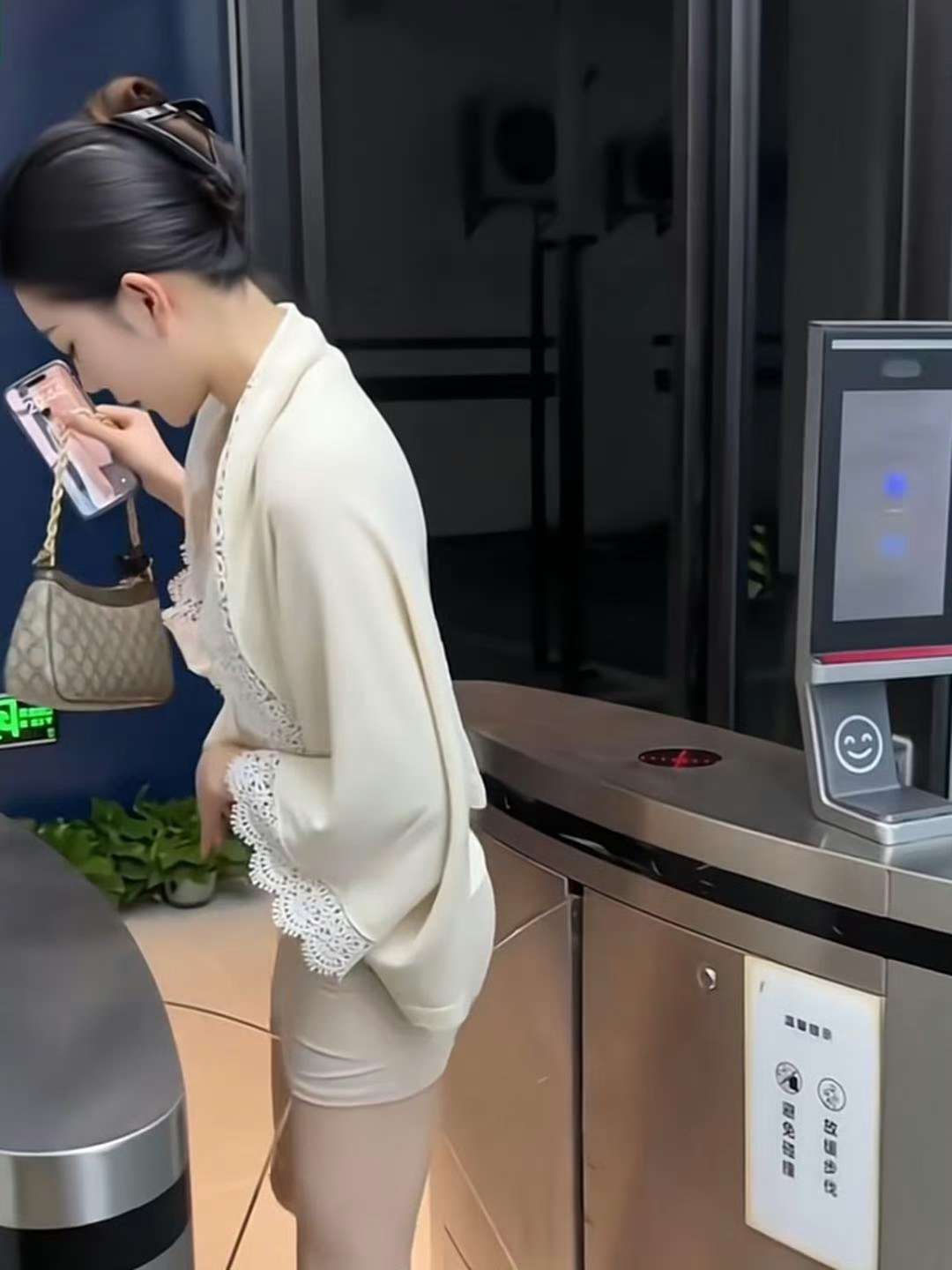 这也太瘦了，门禁直接成了摆设