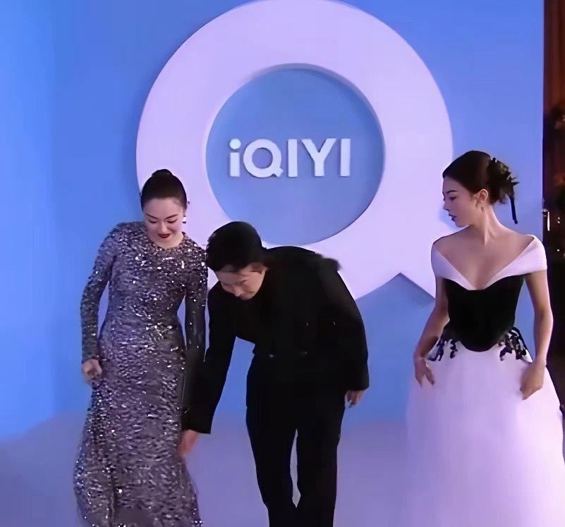 爱奇艺尖叫之夜红毯上，郭京飞和赵今麦王佳佳一起走红毯，他又在两位美女的中间，一手