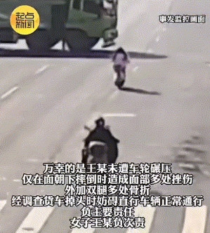 太危险了！湖南益阳，花香路康雅路口西北，一位女子一手骑着电动车另一只手竟然在玩手