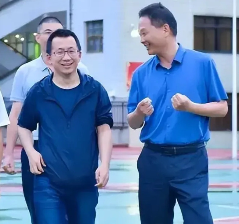张一鸣目前主要居住在新加坡中国籍张一鸣的妻子是其南开大学校友，两人通过学校论坛