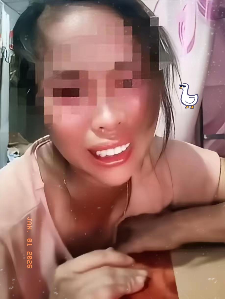 女子为护儿子一伞砸晕醉汉，被判六年，去年提前出狱。丈夫早离婚再娶，儿子被教得躲