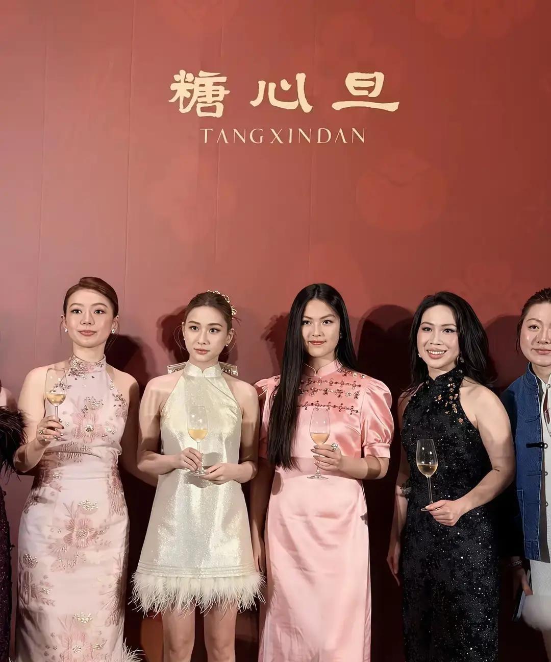 李湘又带16岁女儿王诗龄去高端酒会，照片里小姑娘穿露肩礼服、戴钻石项链，和一群喝