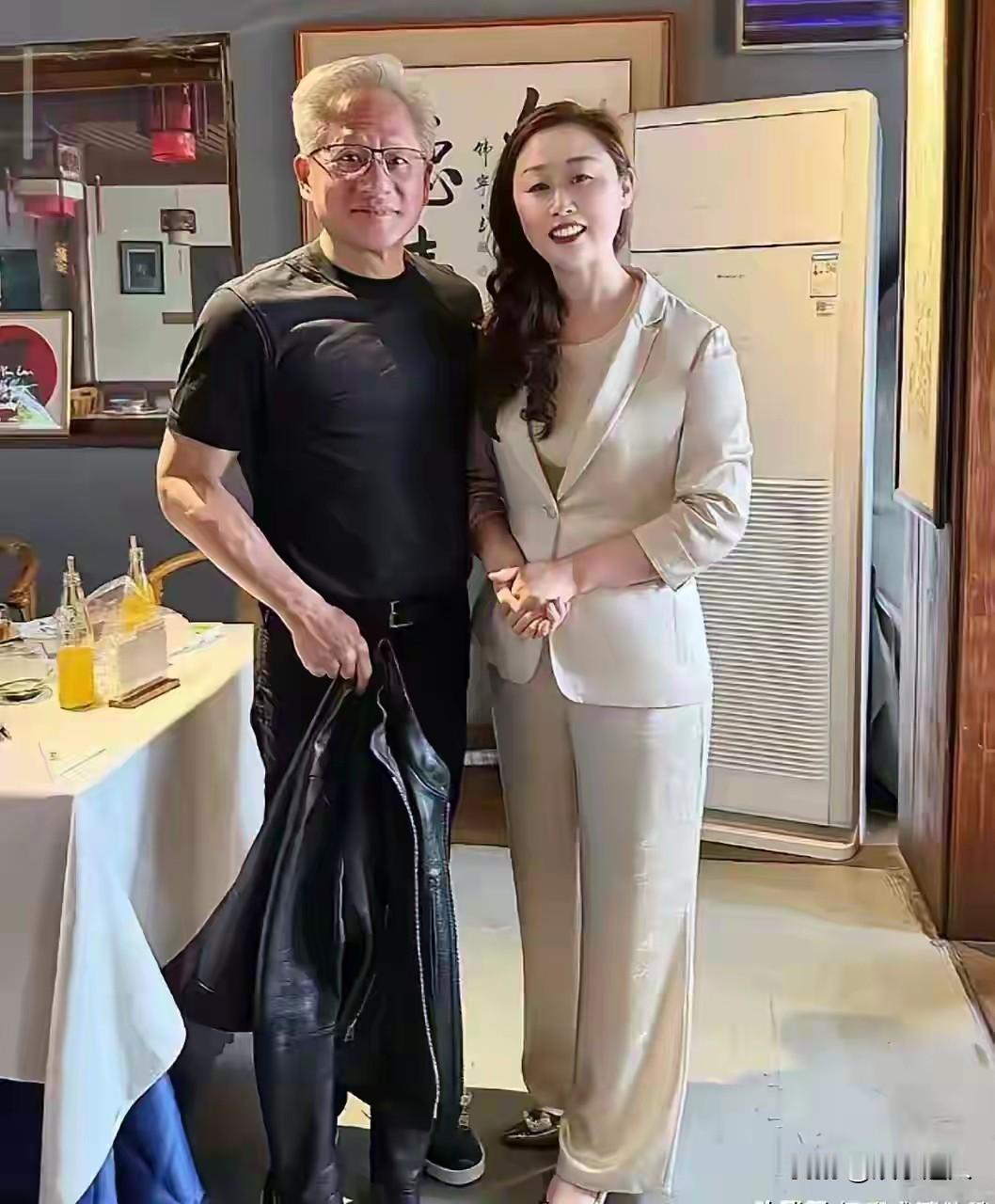 庆云楼老板娘太精了！不光把黄仁勋“忽悠”进店吃饭，还成功合影，这波操作绝了黄仁勋