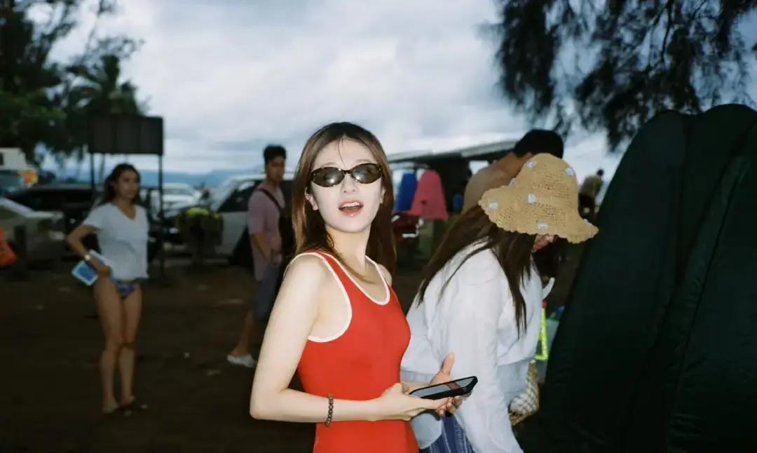 24岁李兰迪泳装照冲上热搜红色连体泳衣，肩带勒出两道月牙印，粉丝夸瘦，我盯