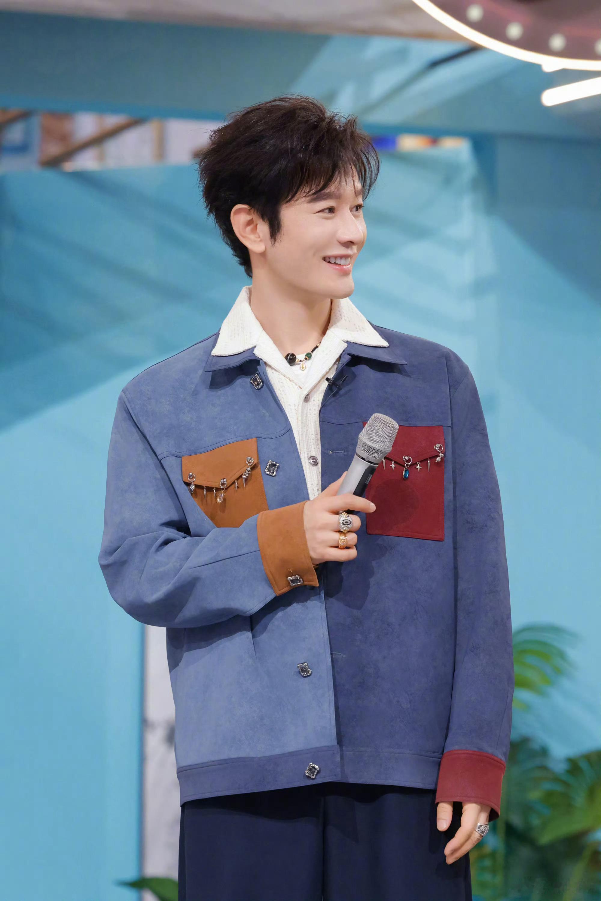 黄晓明晒北电表演系96班合照黄晓明准时发文纪念三十周年，晒出班级合照怀念校园时光